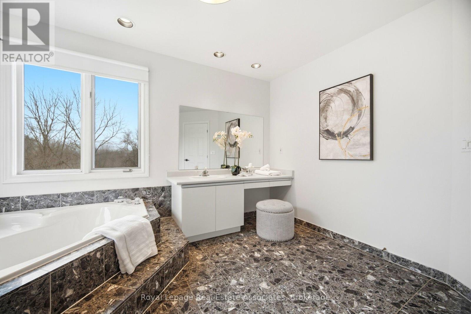 100 National Drive, Hamilton, ON - Indoor Photo Showing Bathroom