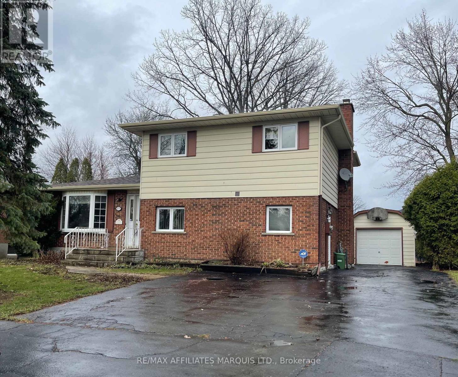 Front view - lots of parking; single garage - 577 Lynwood Drive, Cornwall, ON - Outdoor With Facade