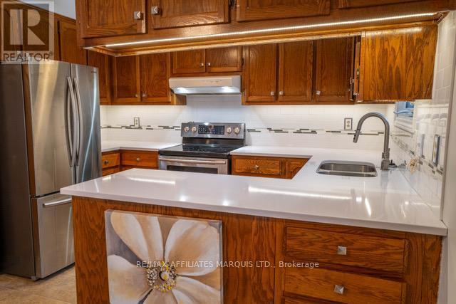 Kitchen work area - oak cabinets- quartz counters - 577 Lynwood Drive, Cornwall, ON - Indoor Photo Showing Kitchen With Double Sink