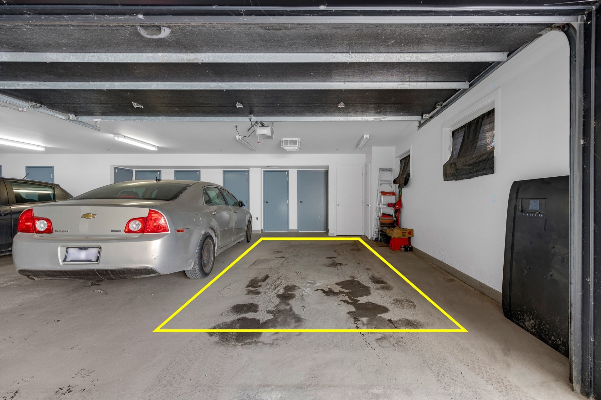 Garage - 103-11860 Rue Notre-Dame E., Montréal (Rivière-Des-Prairies/Pointe-Aux-Trembles), QC - Indoor Photo Showing Garage