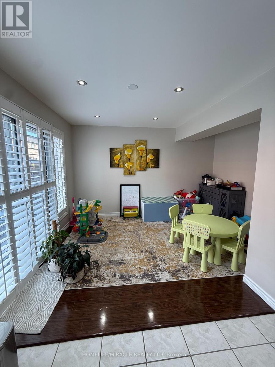 519 Delphine Drive, Burlington, ON - Indoor Photo Showing Other Room