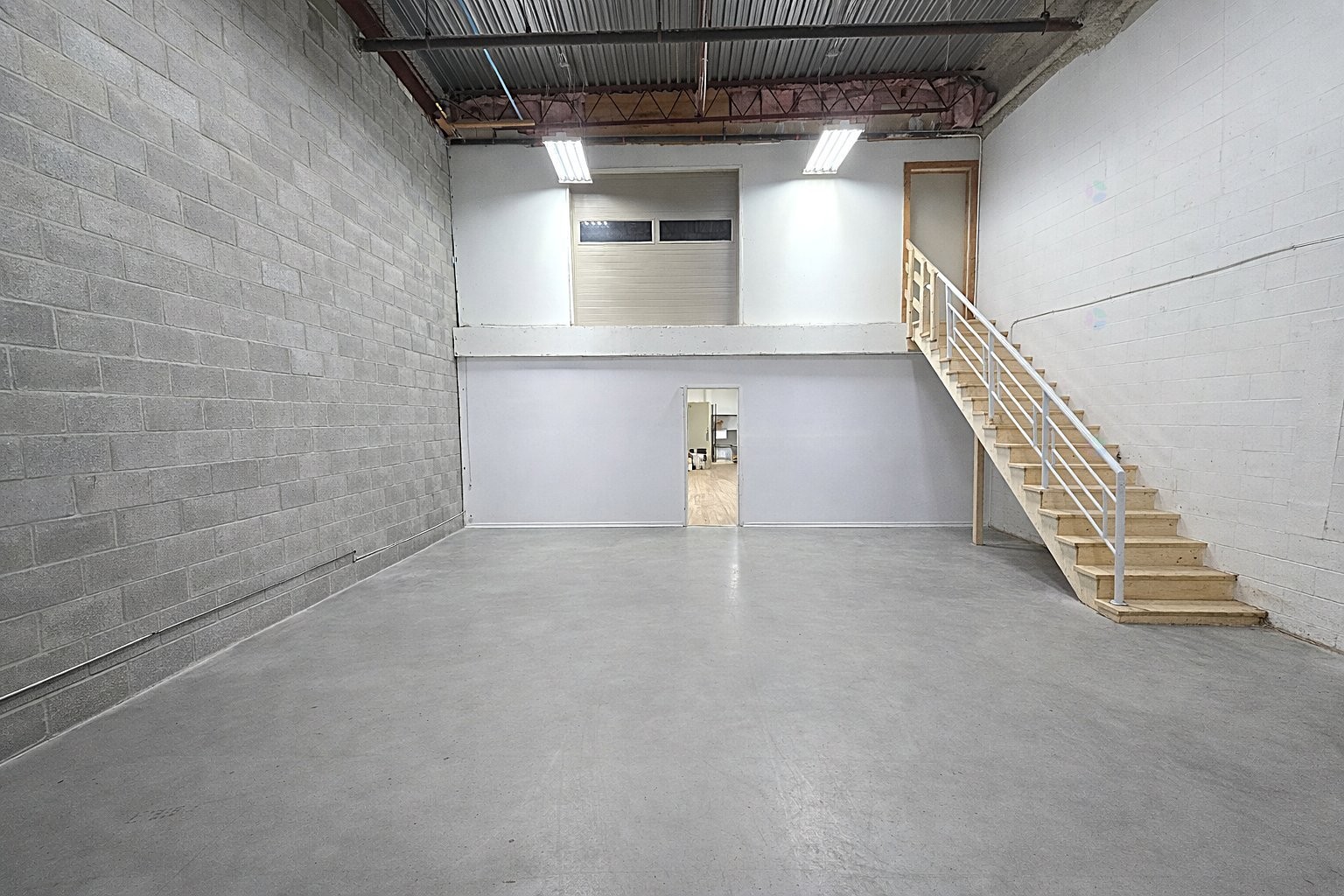 Entrepôt - 106-86 Boul. Des Entreprises, Boisbriand, QC - Indoor