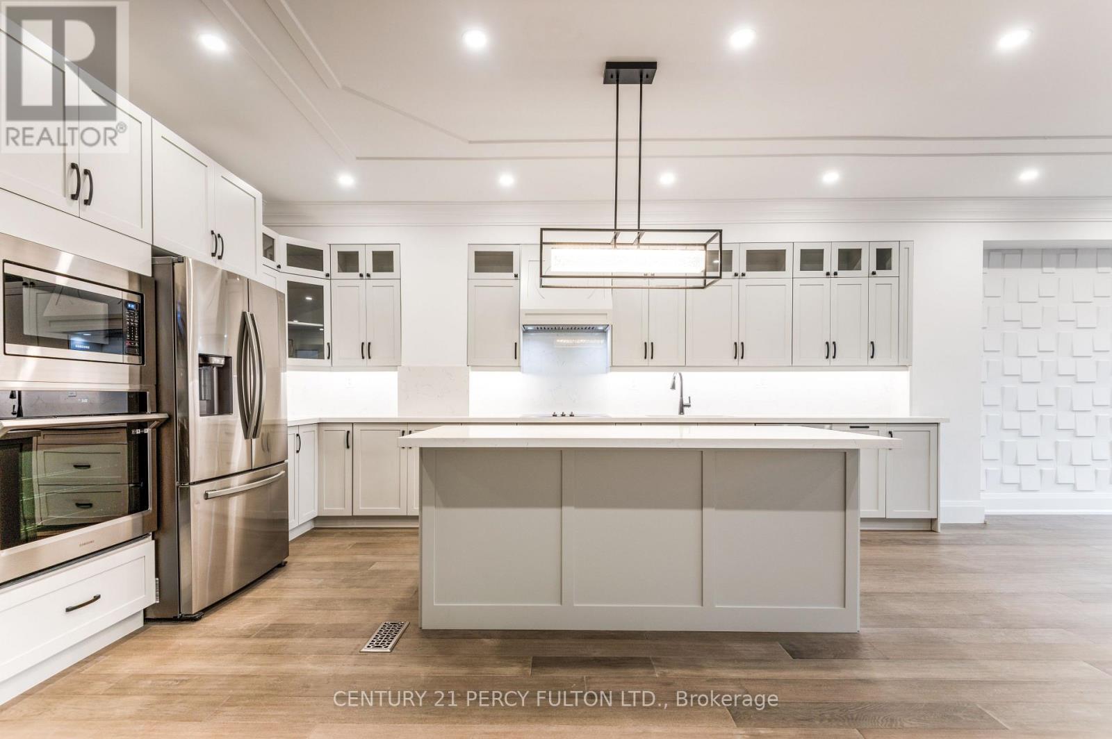 195 Danforth Road, Toronto, ON - Indoor Photo Showing Kitchen With Upgraded Kitchen