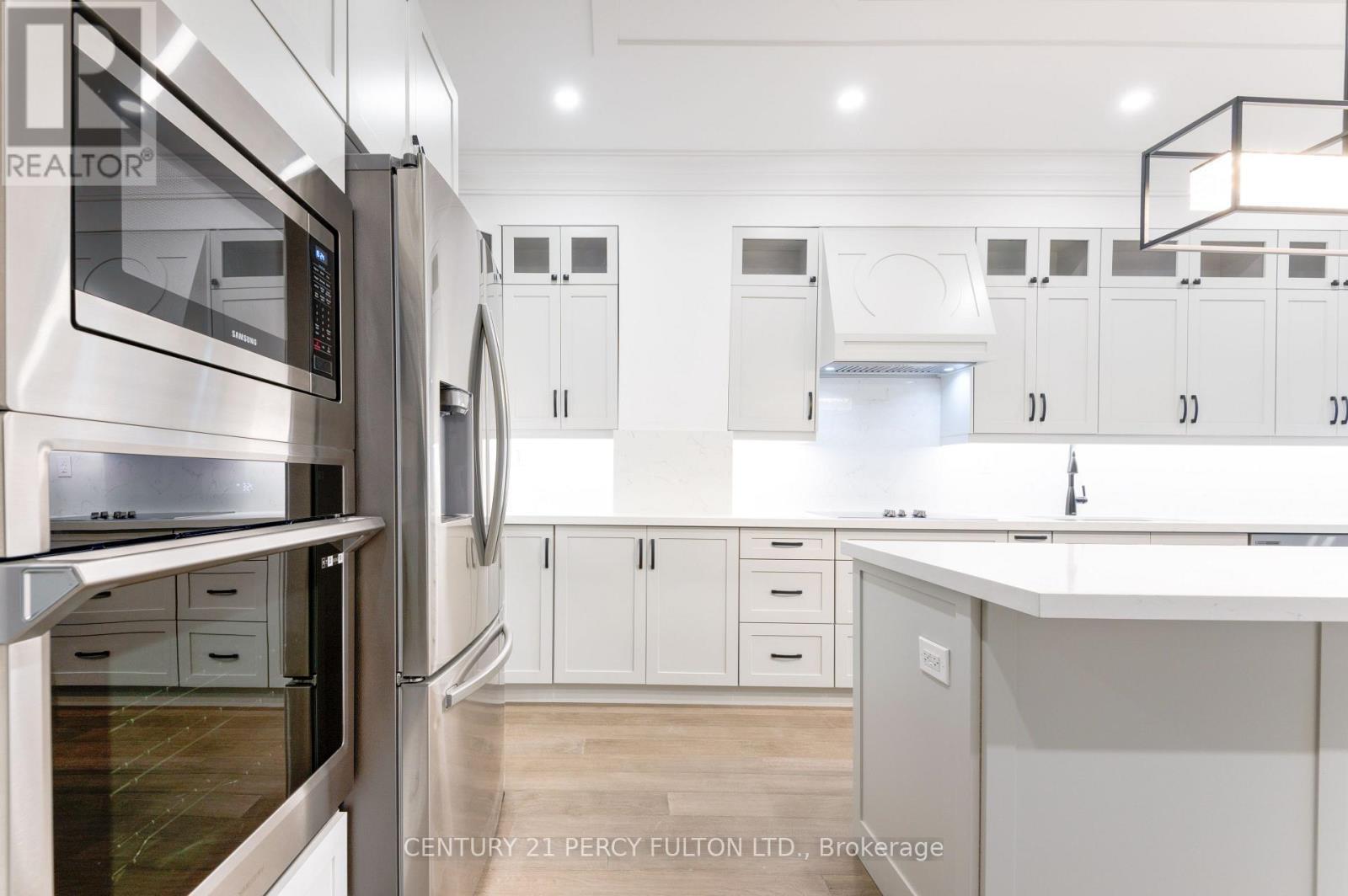 195 Danforth Road, Toronto, ON - Indoor Photo Showing Kitchen With Upgraded Kitchen