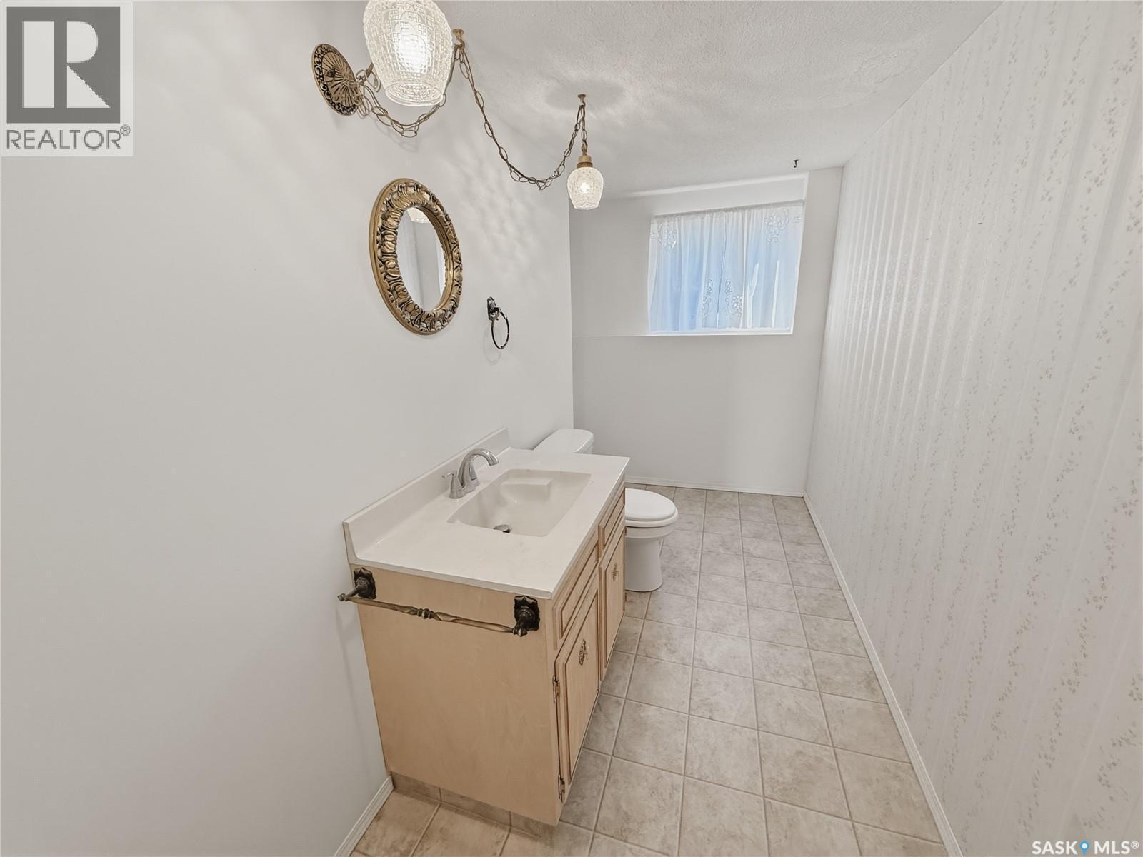 264 Hayes Drive, Swift Current, SK - Indoor Photo Showing Laundry Room