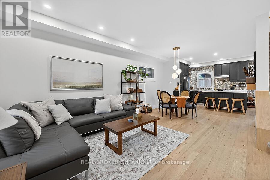 58 East Bend Avenue N, Hamilton, ON - Indoor Photo Showing Living Room