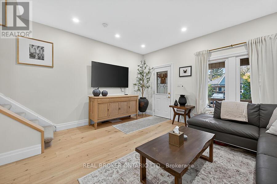 58 East Bend Avenue N, Hamilton, ON - Indoor Photo Showing Living Room