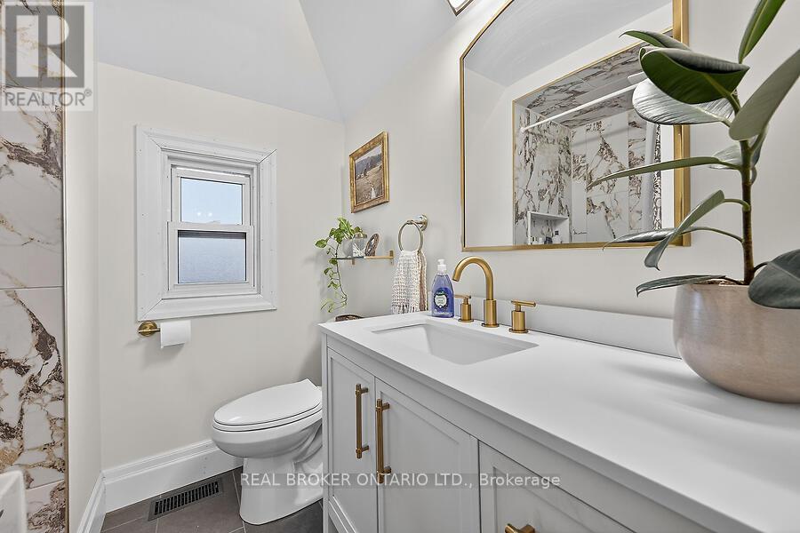 58 East Bend Avenue N, Hamilton, ON - Indoor Photo Showing Bathroom