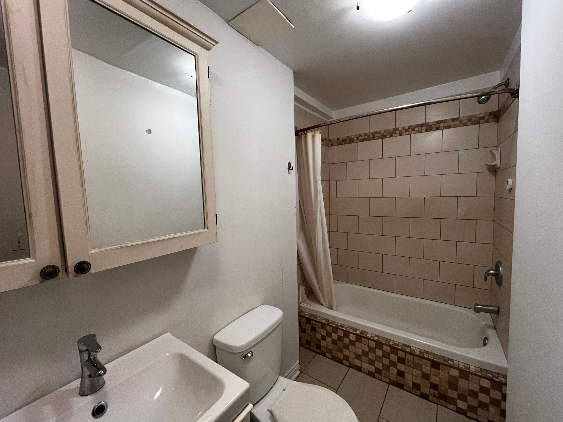 Bathroom - 2-2795 Place De Darlington, Montréal (Côte-Des-Neiges/Notre-Dame-De-Grâce), QC - Indoor Photo Showing Bathroom