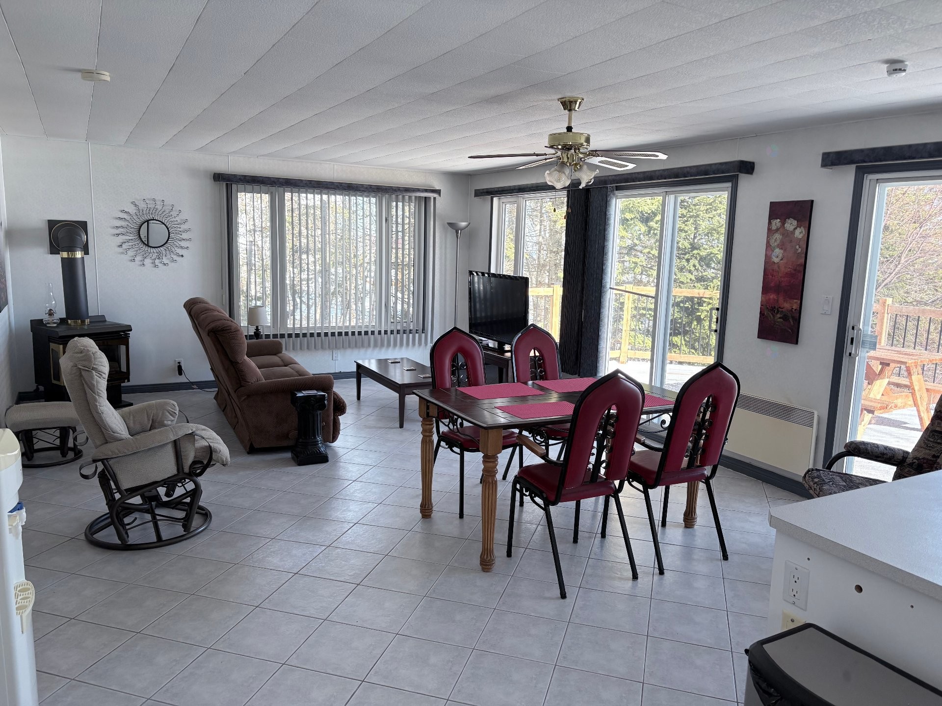 Salon - 41 Route 138, Baie-Trinité, QC - Indoor