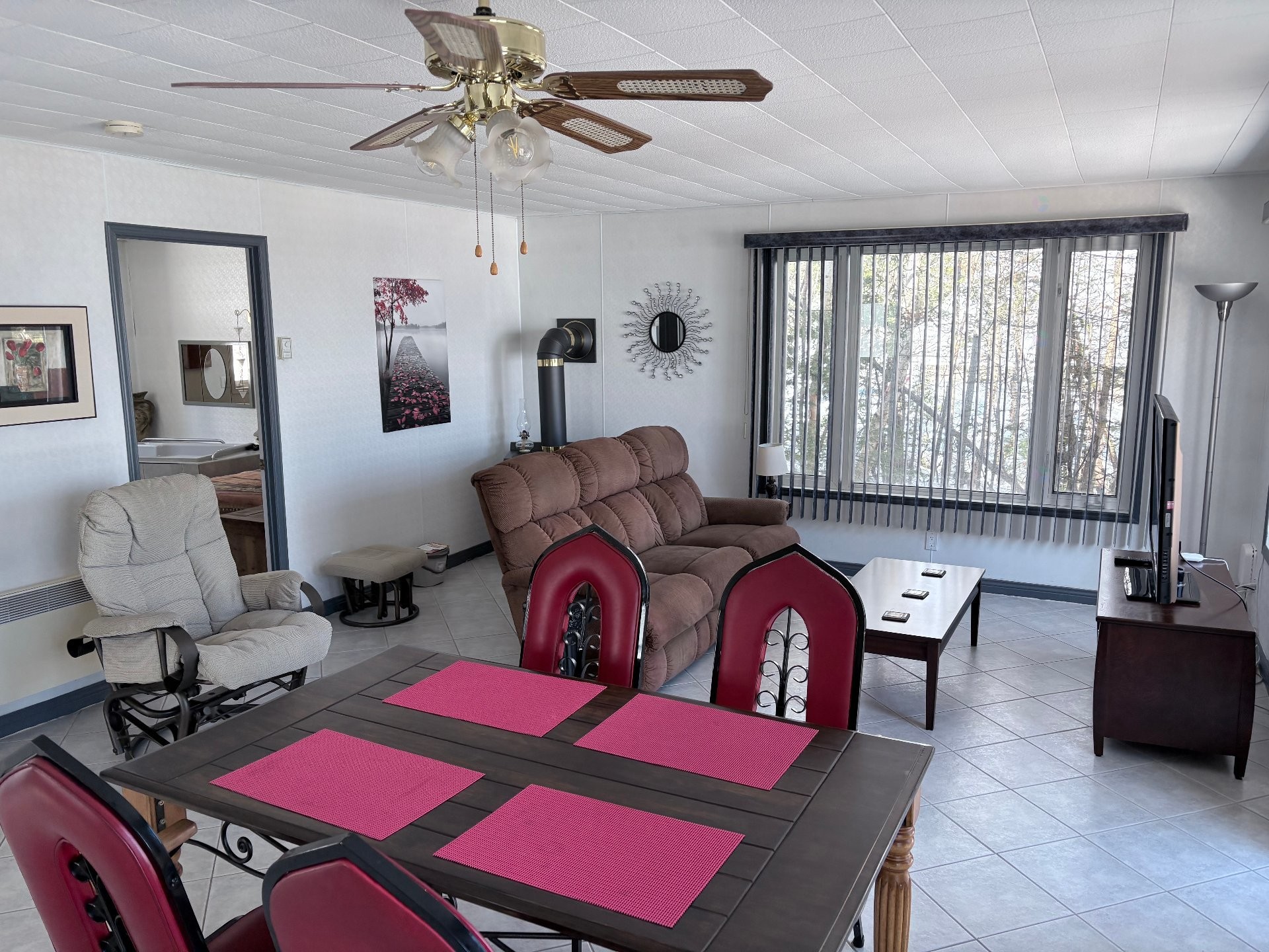 Salon - 41 Route 138, Baie-Trinité, QC - Indoor