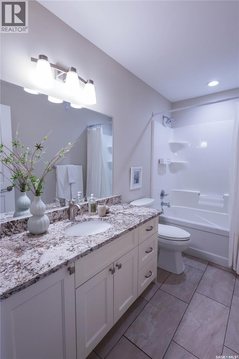 304 3Rd Street E, Saskatoon, SK - Indoor Photo Showing Bathroom