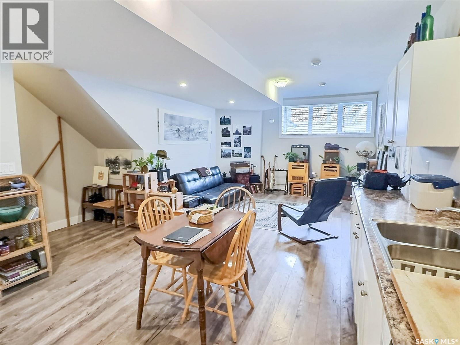 304 3Rd Street E, Saskatoon, SK - Indoor Photo Showing Living Room