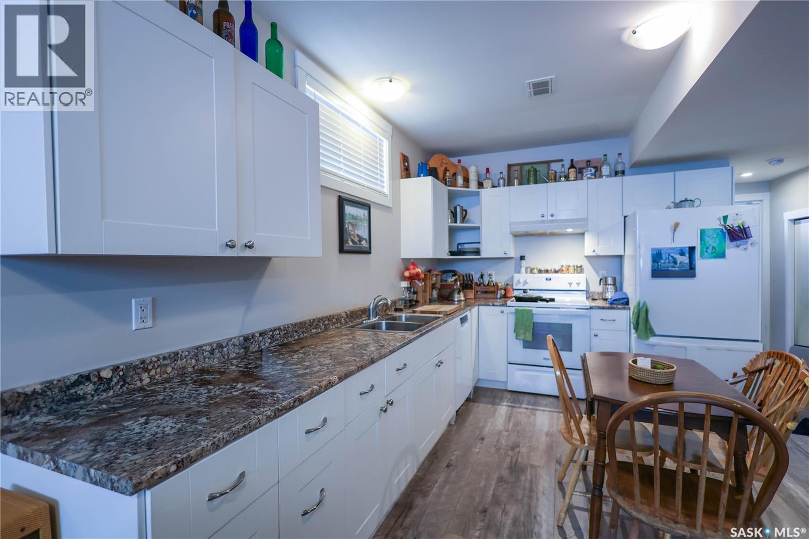 304 3Rd Street E, Saskatoon, SK - Indoor Photo Showing Kitchen With Double Sink