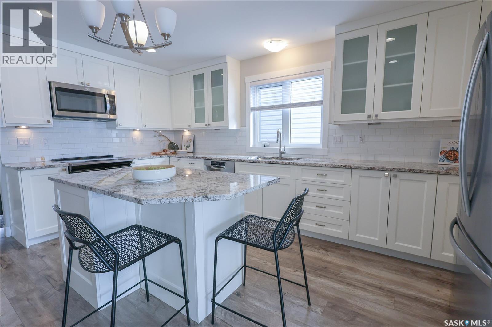 304 3Rd Street E, Saskatoon, SK - Indoor Photo Showing Kitchen With Upgraded Kitchen