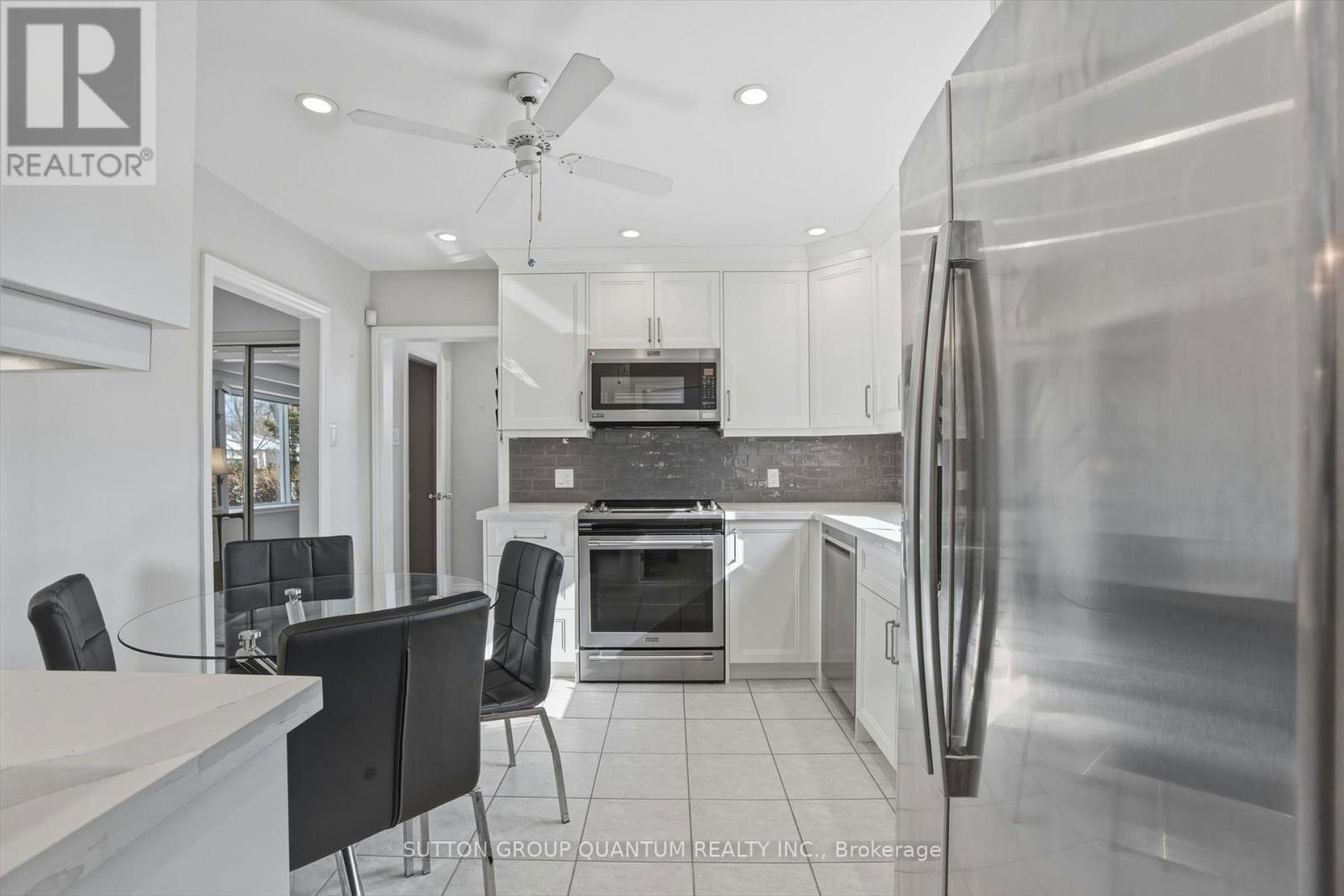 1814 Barsuda Drive, Mississauga, ON - Indoor Photo Showing Kitchen With Stainless Steel Kitchen With Upgraded Kitchen