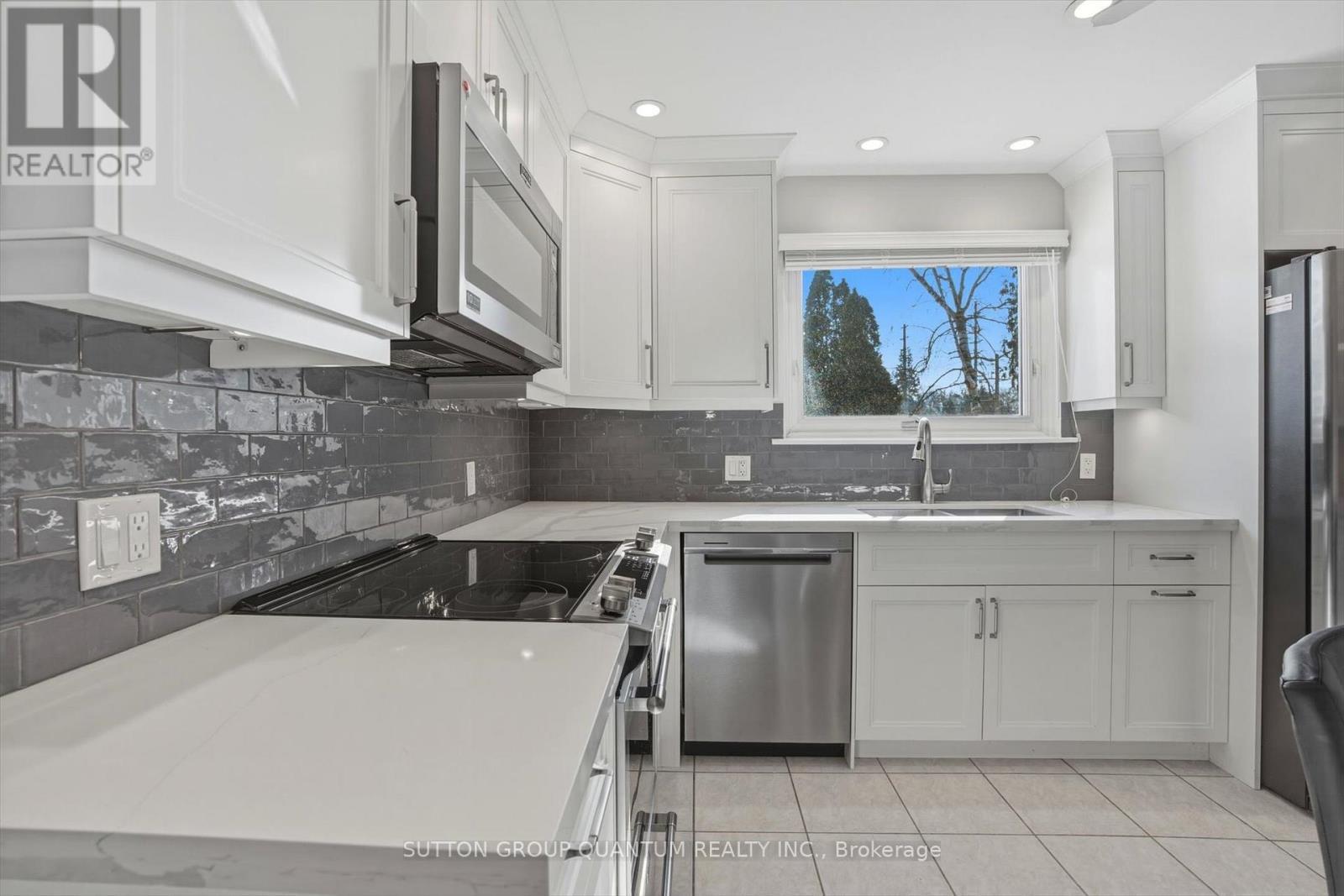 1814 Barsuda Drive, Mississauga, ON - Indoor Photo Showing Kitchen With Stainless Steel Kitchen