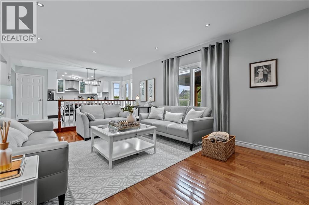 1 Brown Avenue, Cambridge, ON - Indoor Photo Showing Living Room