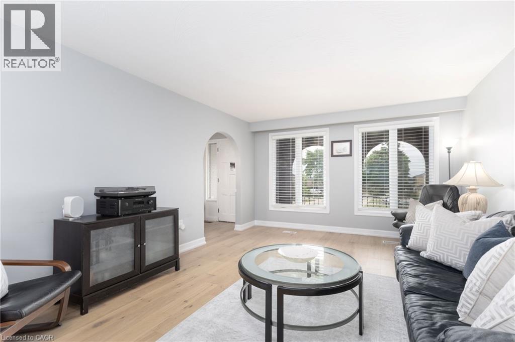 63 Lionsgate Avenue, Hamilton, ON - Indoor Photo Showing Living Room