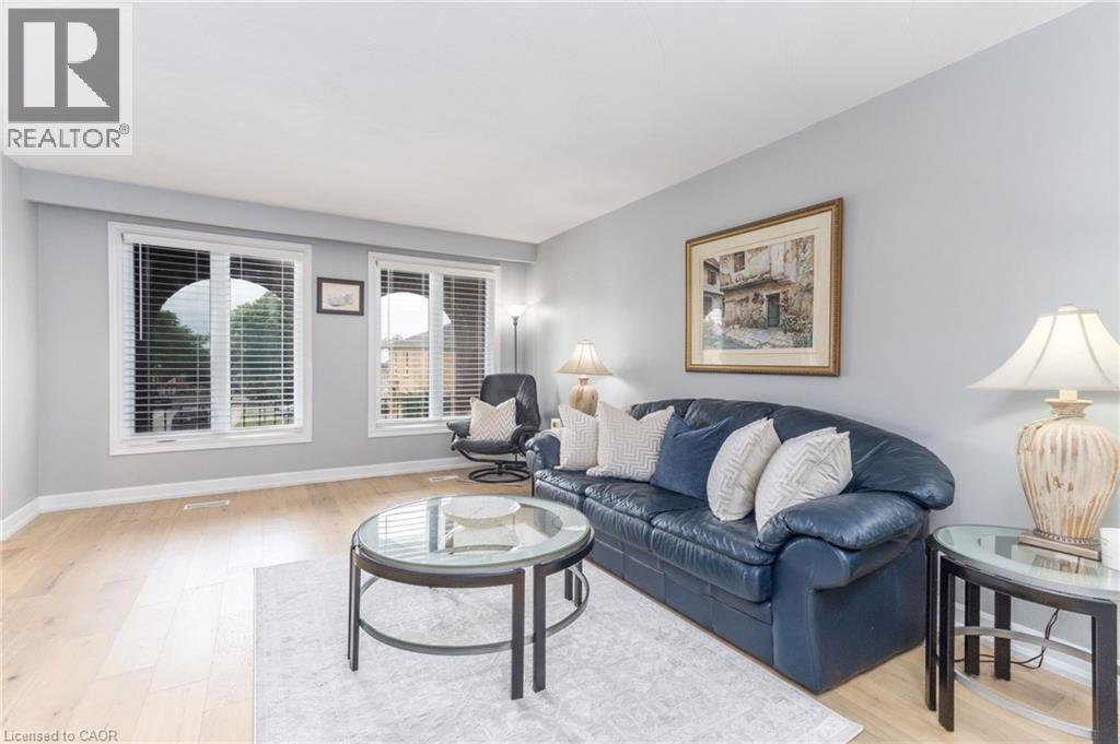 63 Lionsgate Avenue, Hamilton, ON - Indoor Photo Showing Living Room