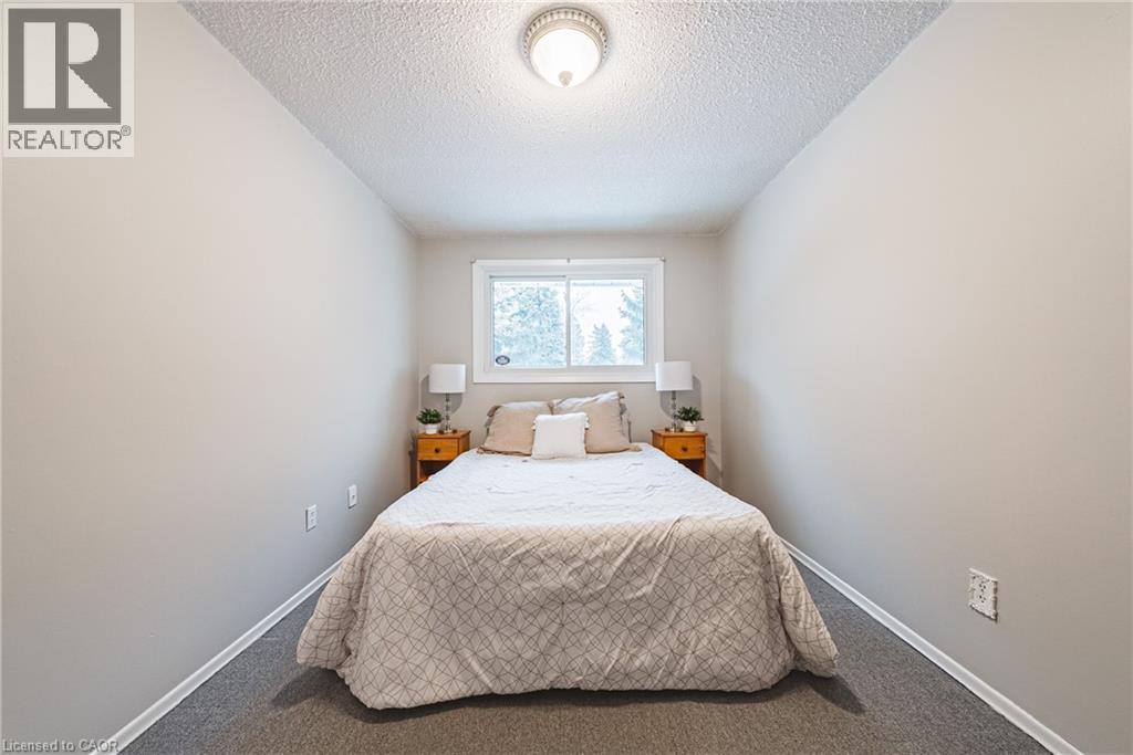 21 Lynwood Road, Hamilton, ON - Indoor Photo Showing Bedroom