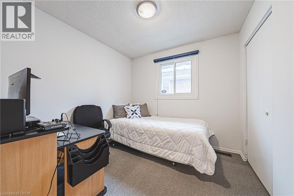 21 Lynwood Road, Hamilton, ON - Indoor Photo Showing Bedroom
