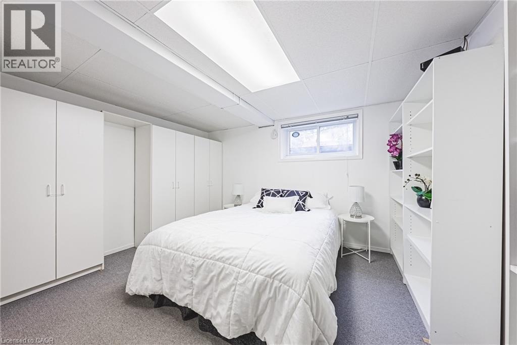 21 Lynwood Road, Hamilton, ON - Indoor Photo Showing Bedroom