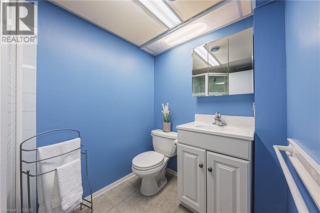 21 Lynwood Road, Hamilton, ON - Indoor Photo Showing Bathroom