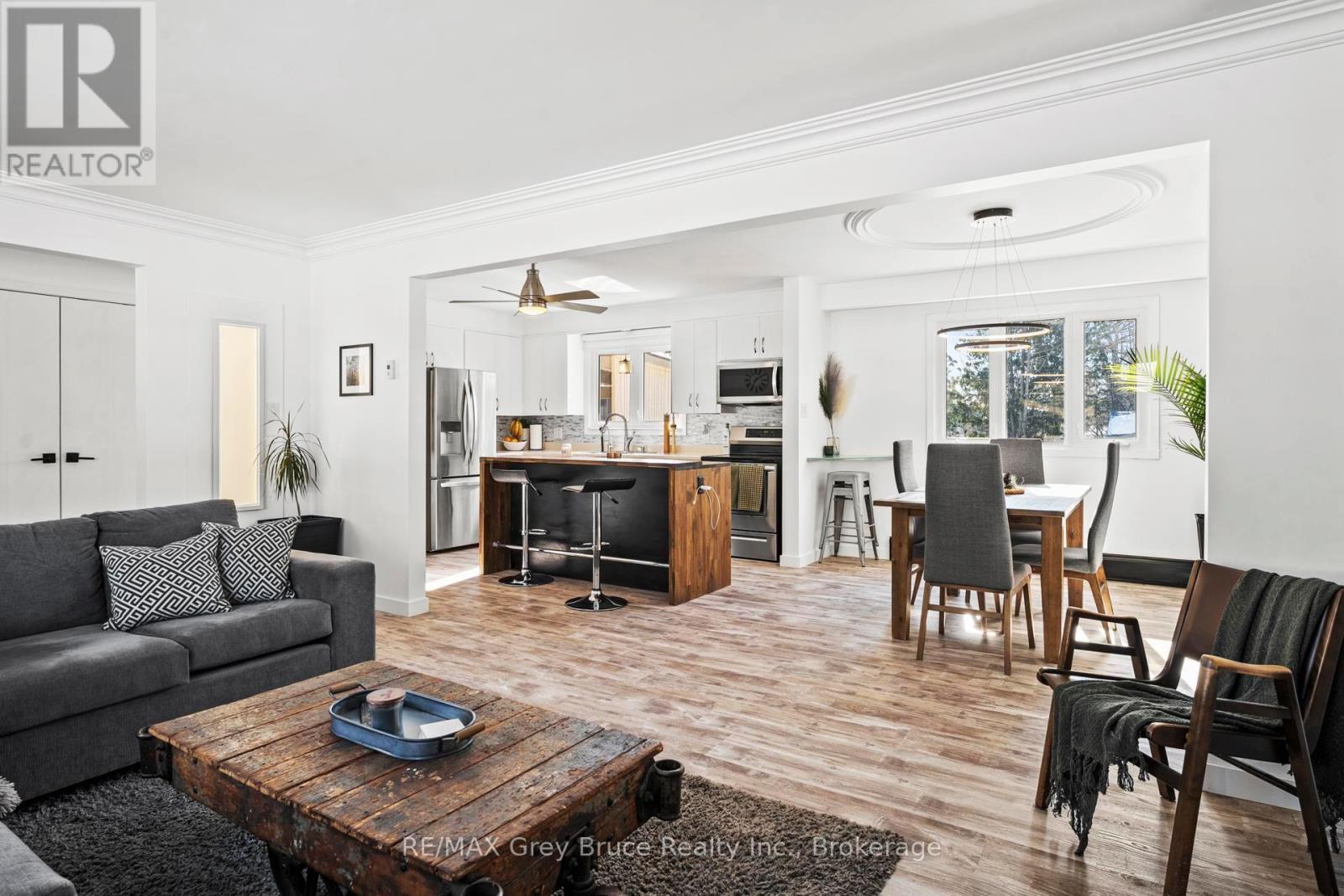 74 Inwood Crescent, Kitchener, ON - Indoor Photo Showing Living Room