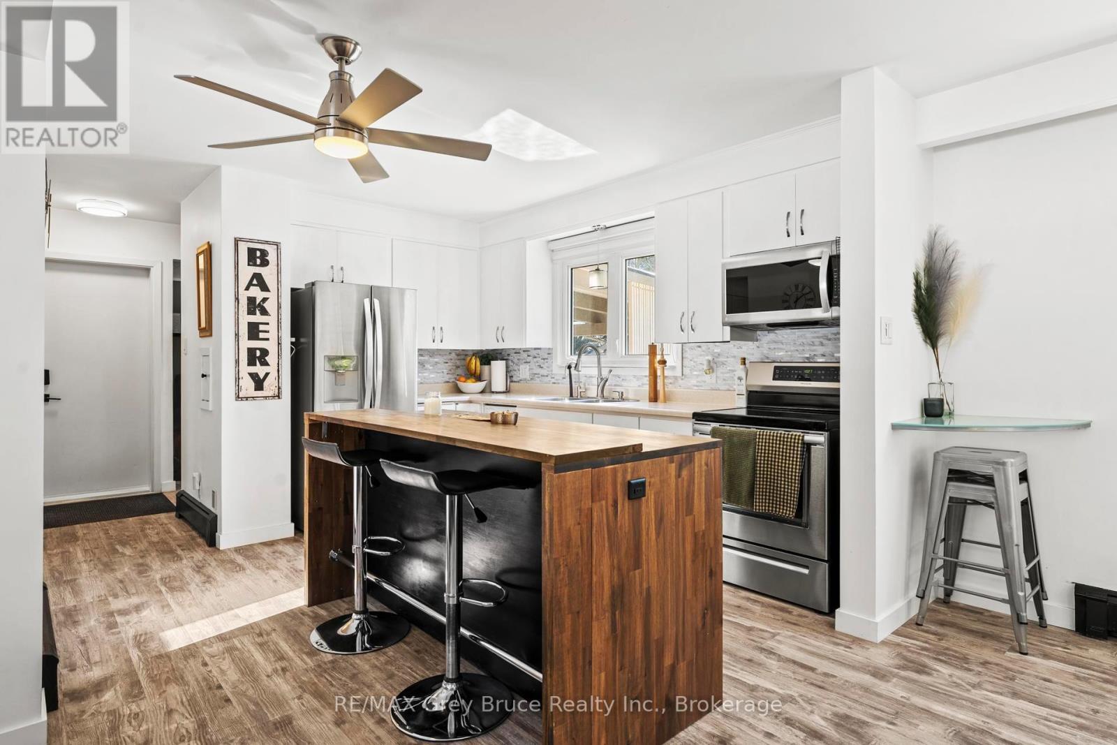 Kitchen - 74 Inwood Crescent, Kitchener, ON - Indoor Photo Showing Kitchen With Stainless Steel Kitchen With Upgraded Kitchen