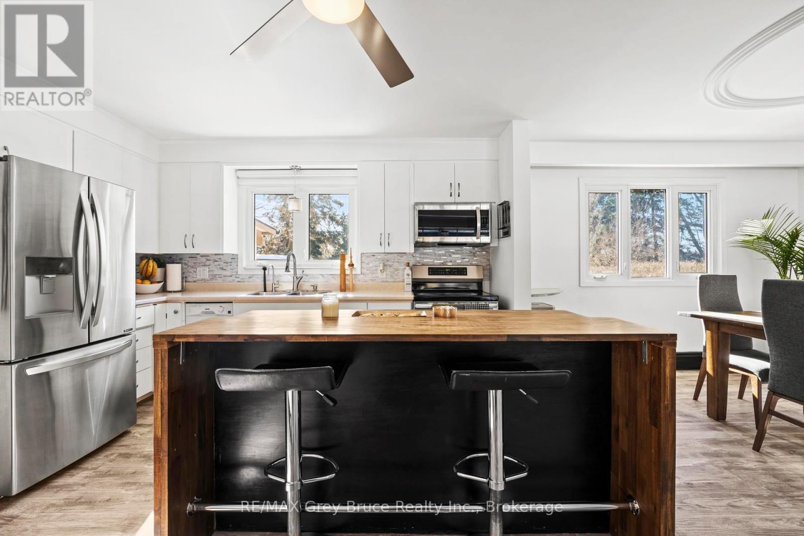 Kitchen - 74 Inwood Crescent, Kitchener, ON - Indoor Photo Showing Kitchen With Stainless Steel Kitchen With Upgraded Kitchen