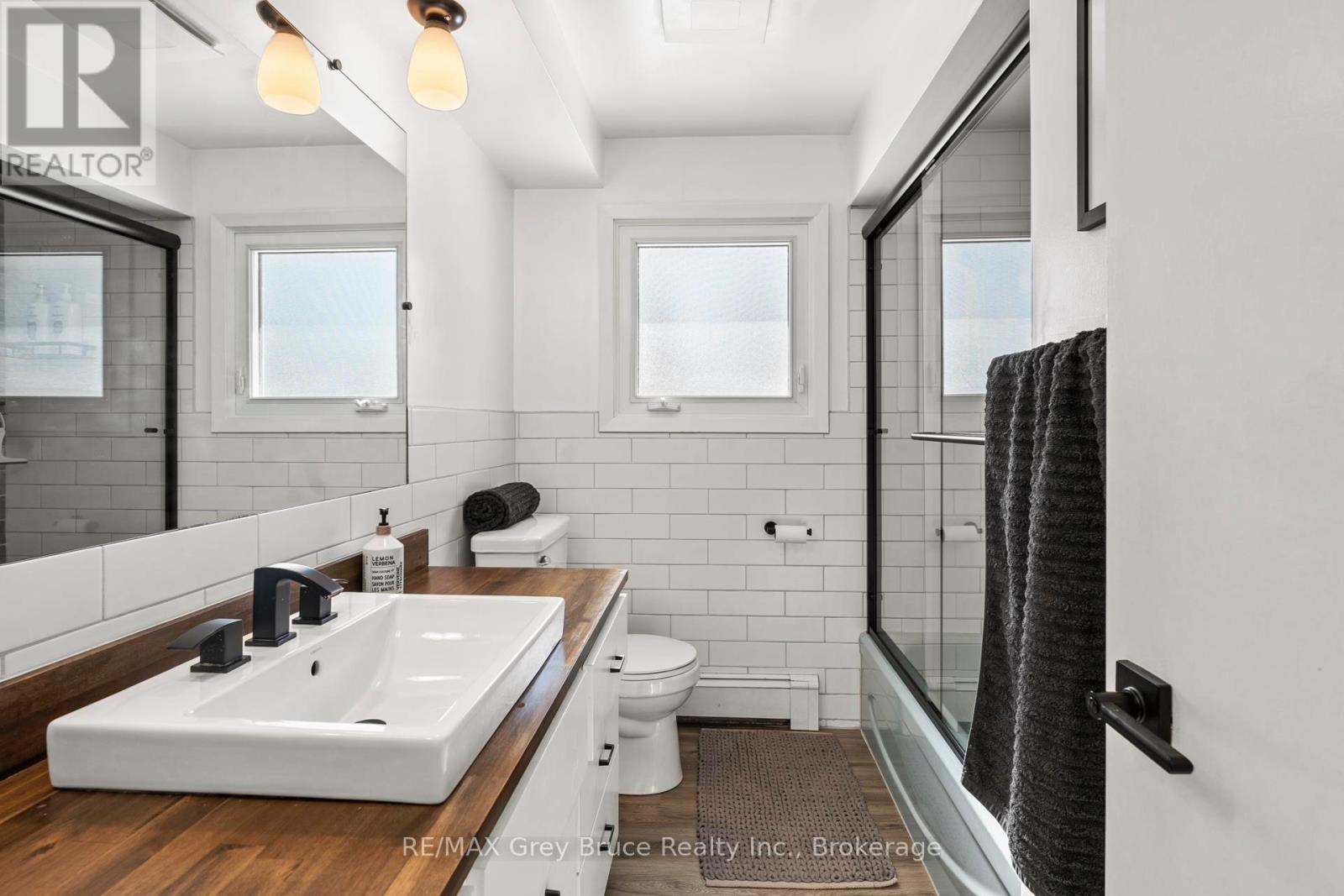 4-Pc Bath - Second Floor - 74 Inwood Crescent, Kitchener, ON - Indoor Photo Showing Bathroom