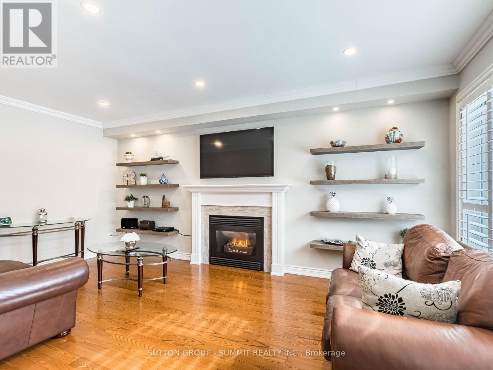 5437 Middleport Crescent, Mississauga, ON - Indoor Photo Showing Living Room With Fireplace