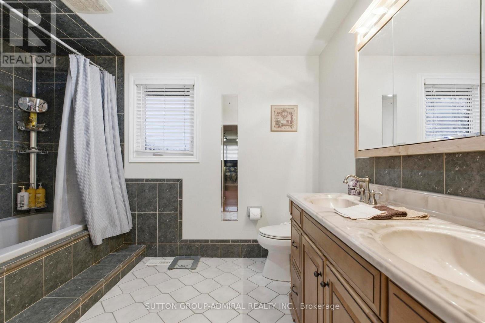 47 Sandy Drive, Hamilton, ON - Indoor Photo Showing Bathroom