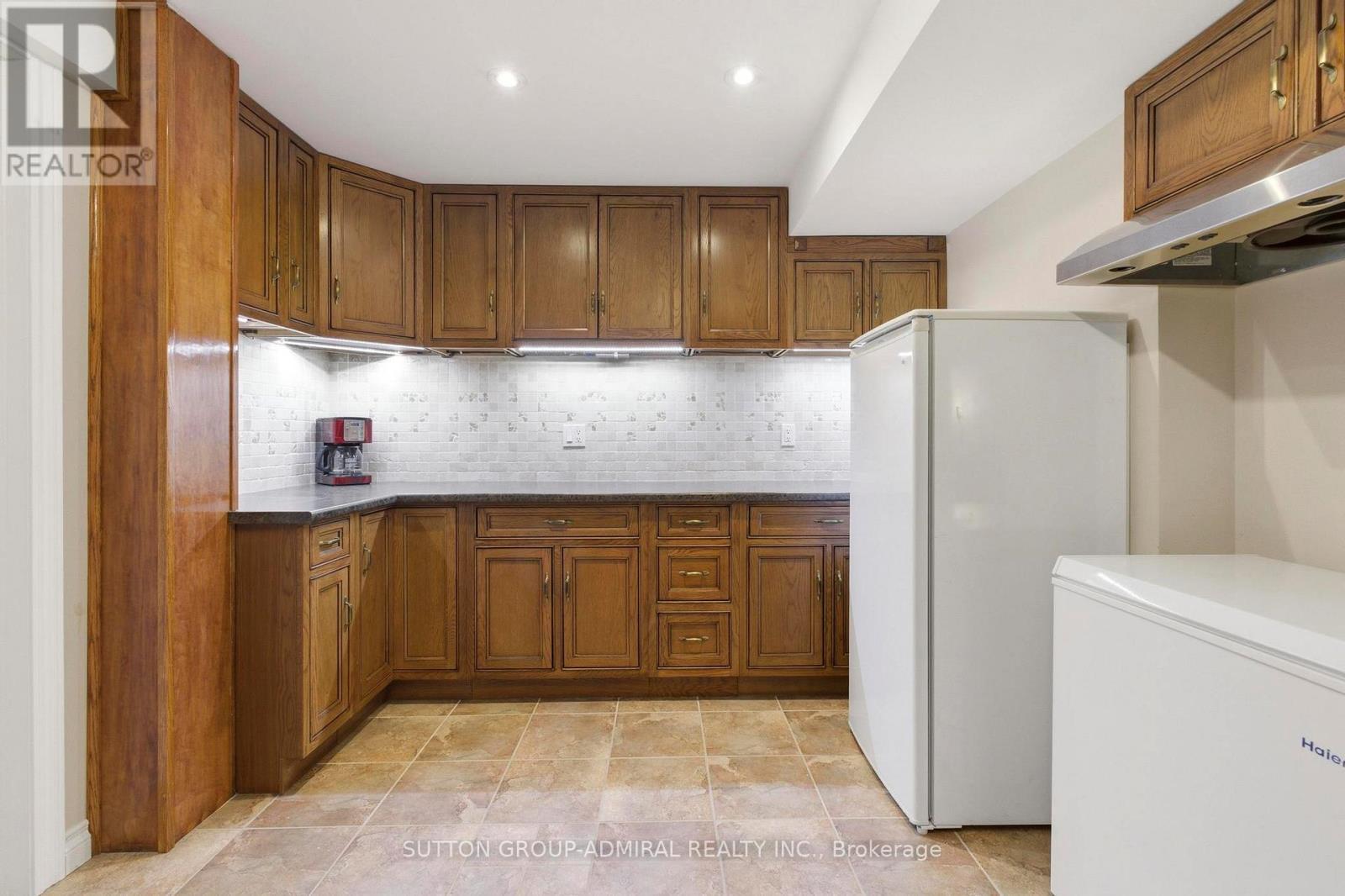 47 Sandy Drive, Hamilton, ON - Indoor Photo Showing Kitchen