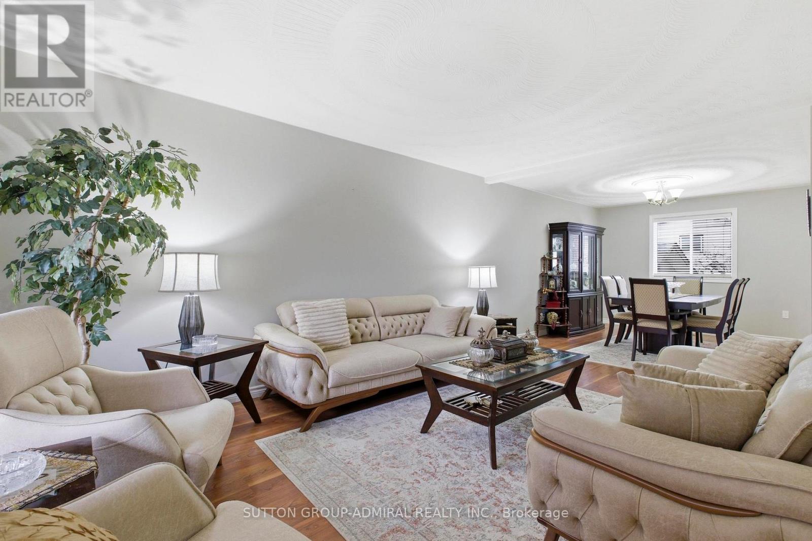 47 Sandy Drive, Hamilton, ON - Indoor Photo Showing Living Room