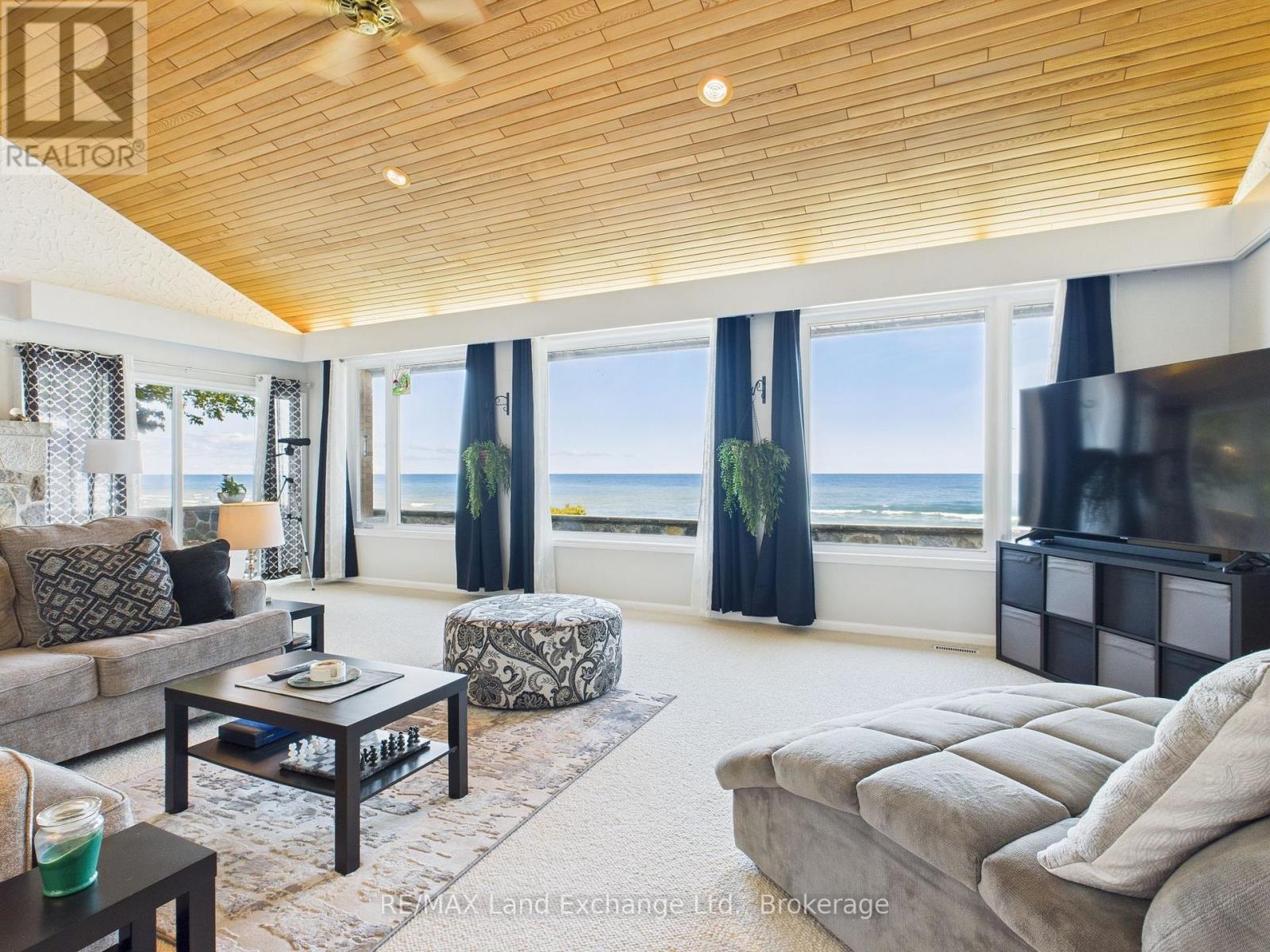 147 Goderich Street, Kincardine, ON - Indoor Photo Showing Living Room
