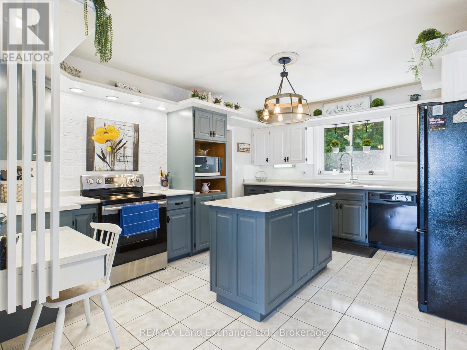 147 Goderich Street, Kincardine, ON - Indoor Photo Showing Kitchen With Upgraded Kitchen