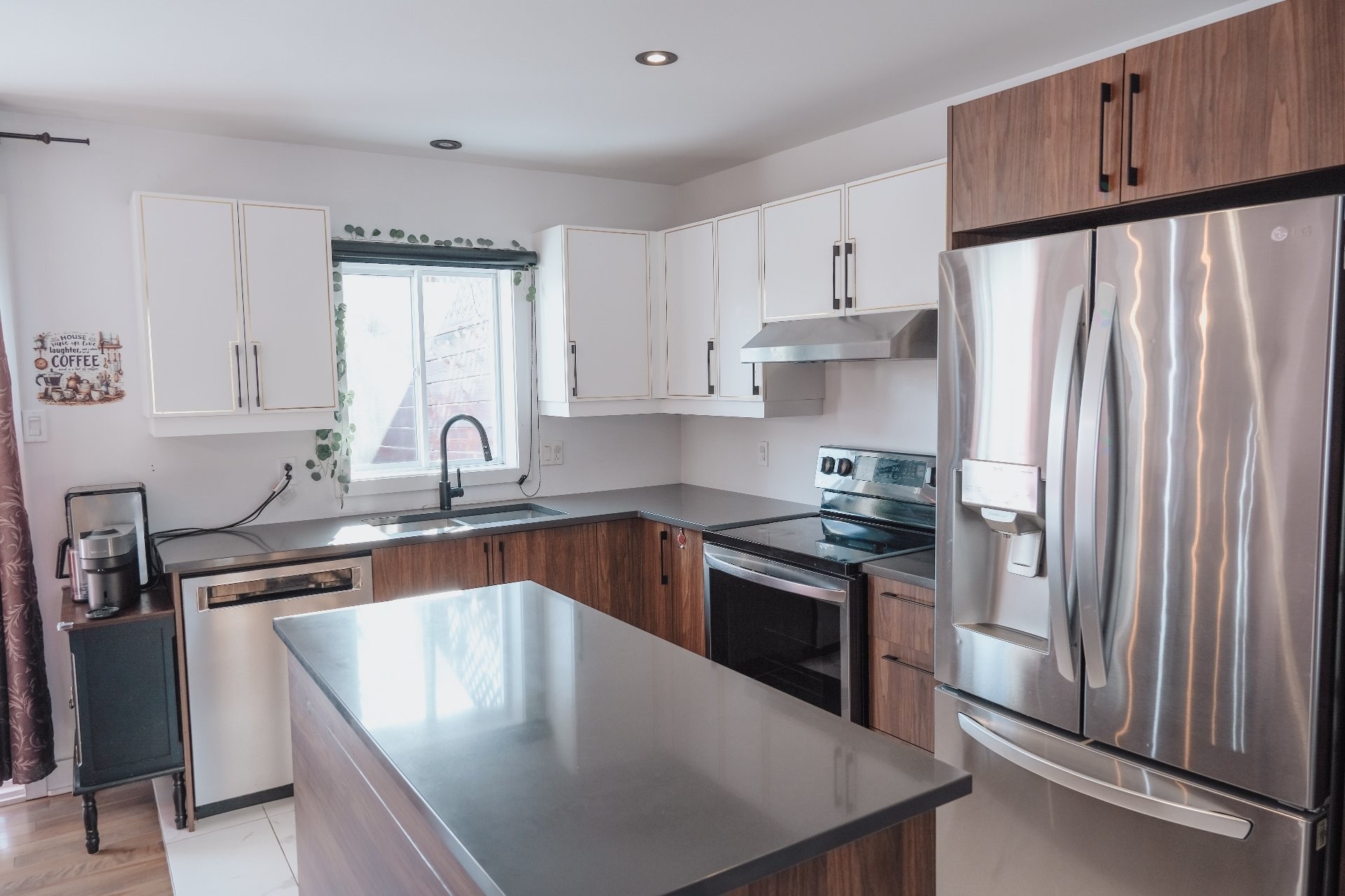 Cuisine - 12 Rue Roger, Saint-Philippe, QC - Indoor Photo Showing Kitchen With Upgraded Kitchen