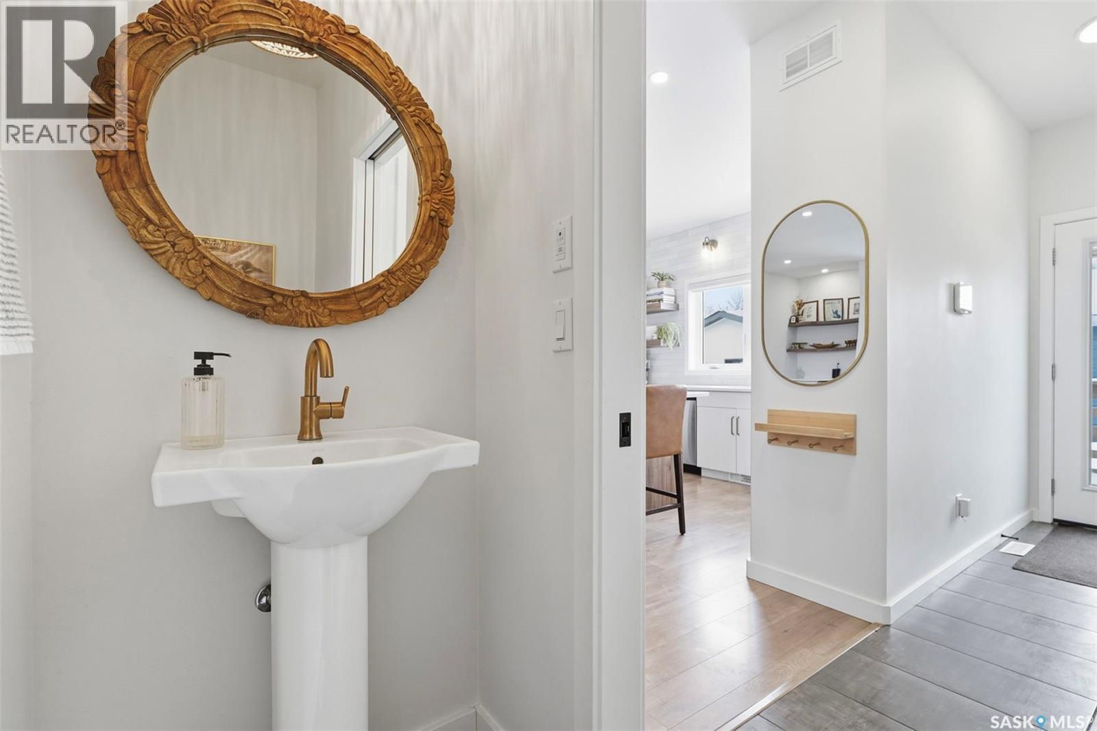 1041 4Th Street E, Saskatoon, SK - Indoor Photo Showing Bathroom