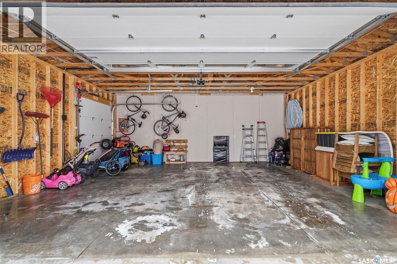 1041 4Th Street E, Saskatoon, SK - Indoor Photo Showing Garage