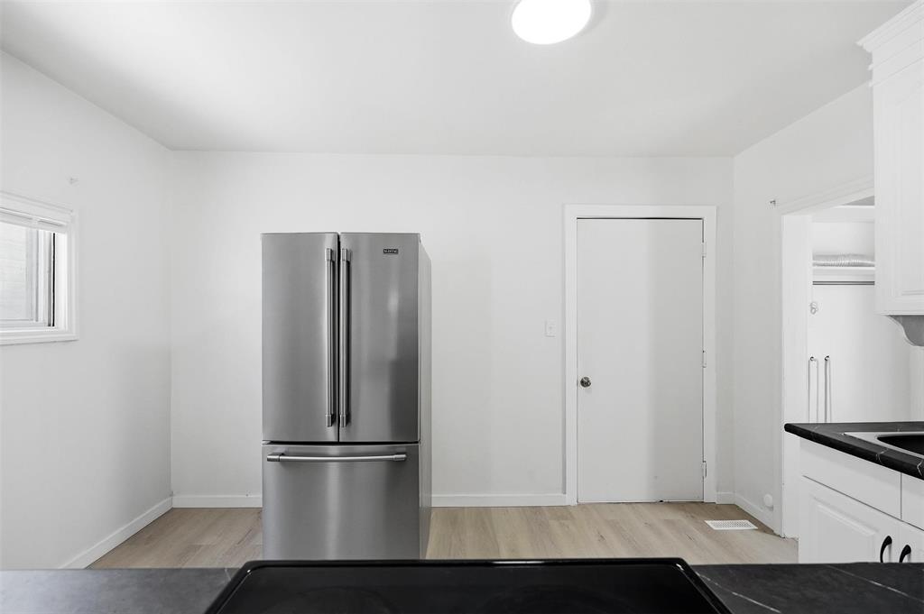 380 Tweed Avenue, Winnipeg, MB - Indoor Photo Showing Kitchen With Double Sink