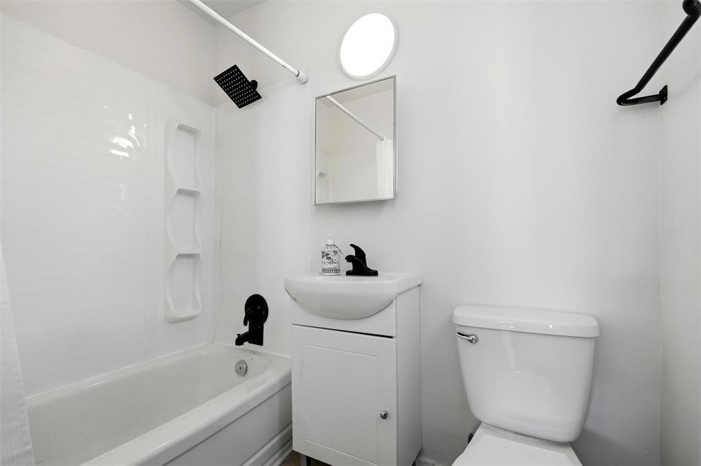 380 Tweed Avenue, Winnipeg, MB - Indoor Photo Showing Bathroom