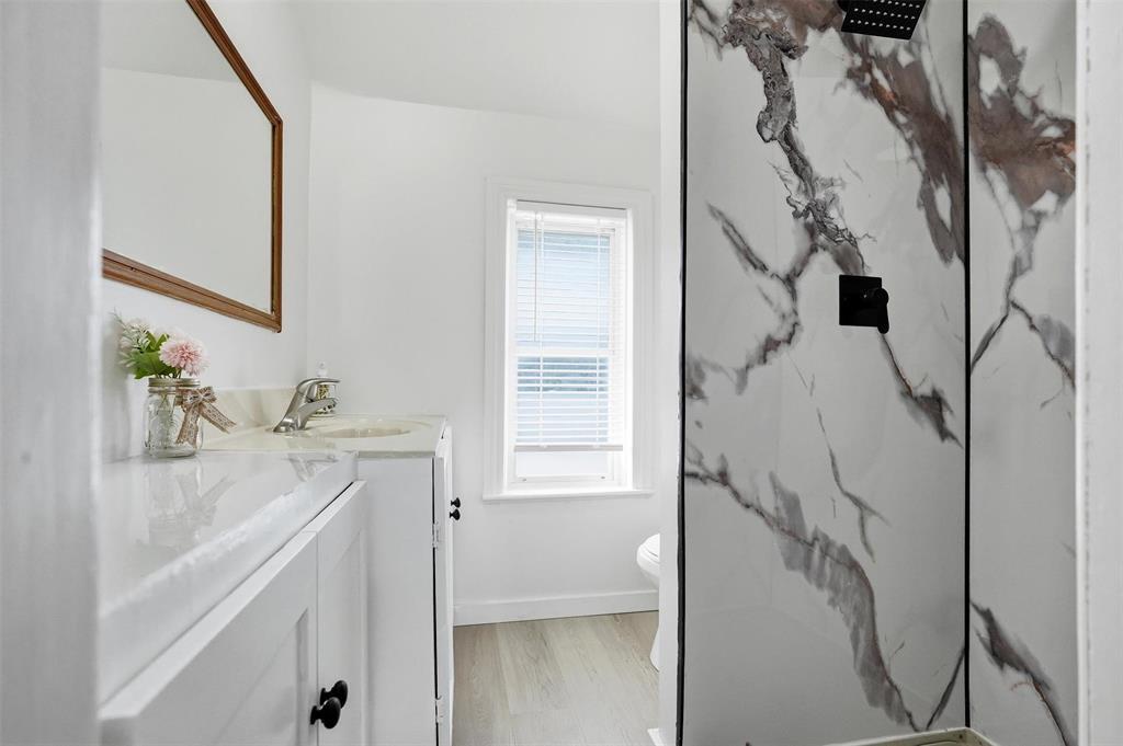 380 Tweed Avenue, Winnipeg, MB - Indoor Photo Showing Other Room