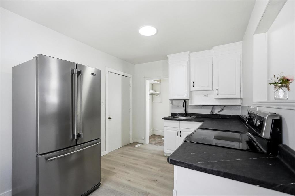 380 Tweed Avenue, Winnipeg, MB - Indoor Photo Showing Kitchen