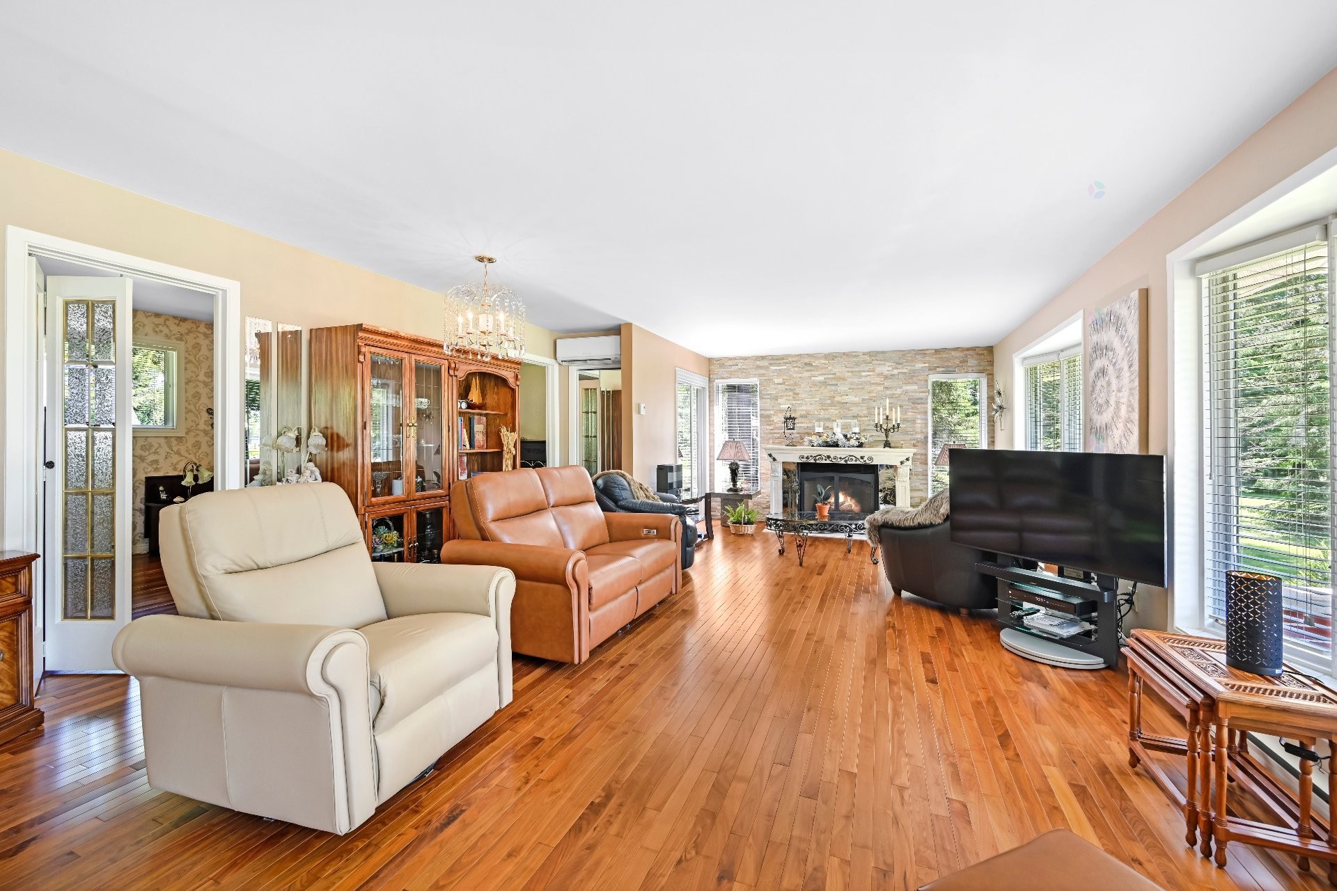 Salon - 216 Route 202 E., Bedford - Canton, QC - Indoor Photo Showing Living Room With Fireplace