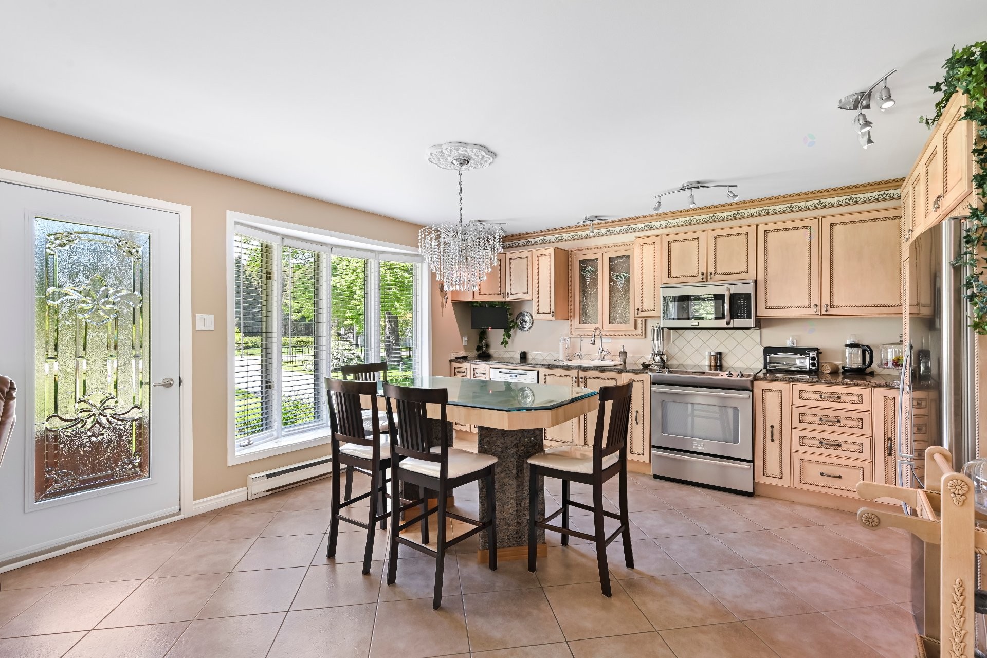 Cuisine - 216 Route 202 E., Bedford - Canton, QC - Indoor