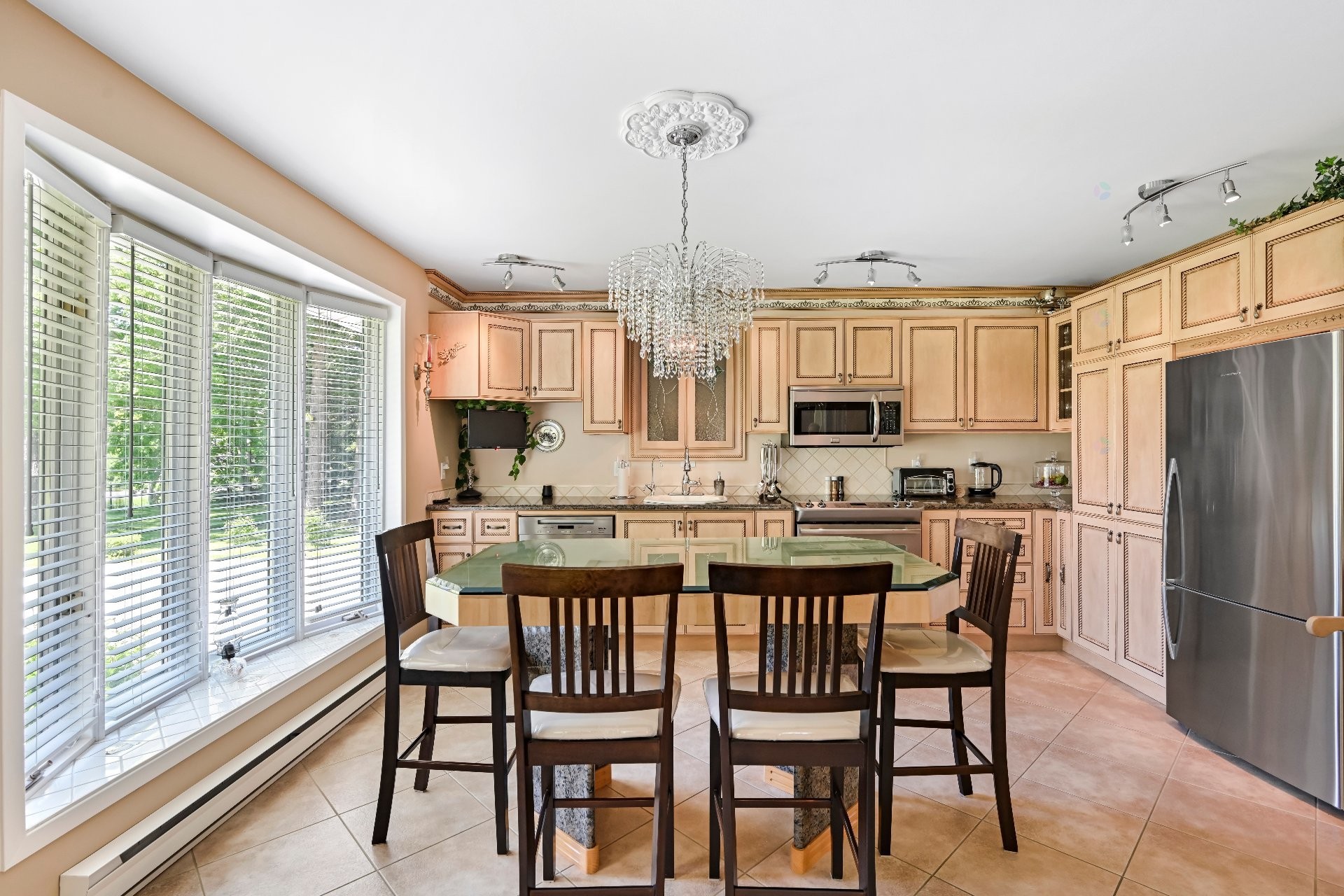 Cuisine - 216 Route 202 E., Bedford - Canton, QC - Indoor