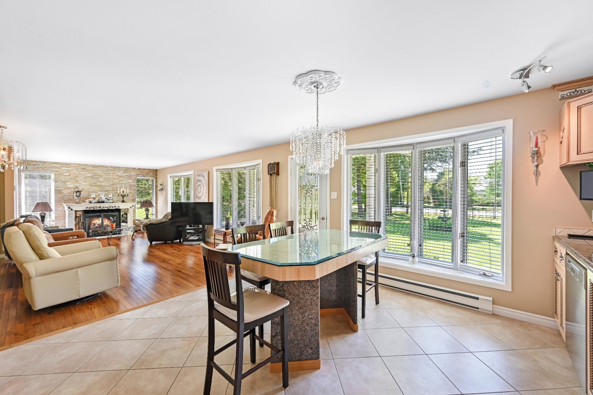 Cuisine - 216 Route 202 E., Bedford - Canton, QC - Indoor With Fireplace