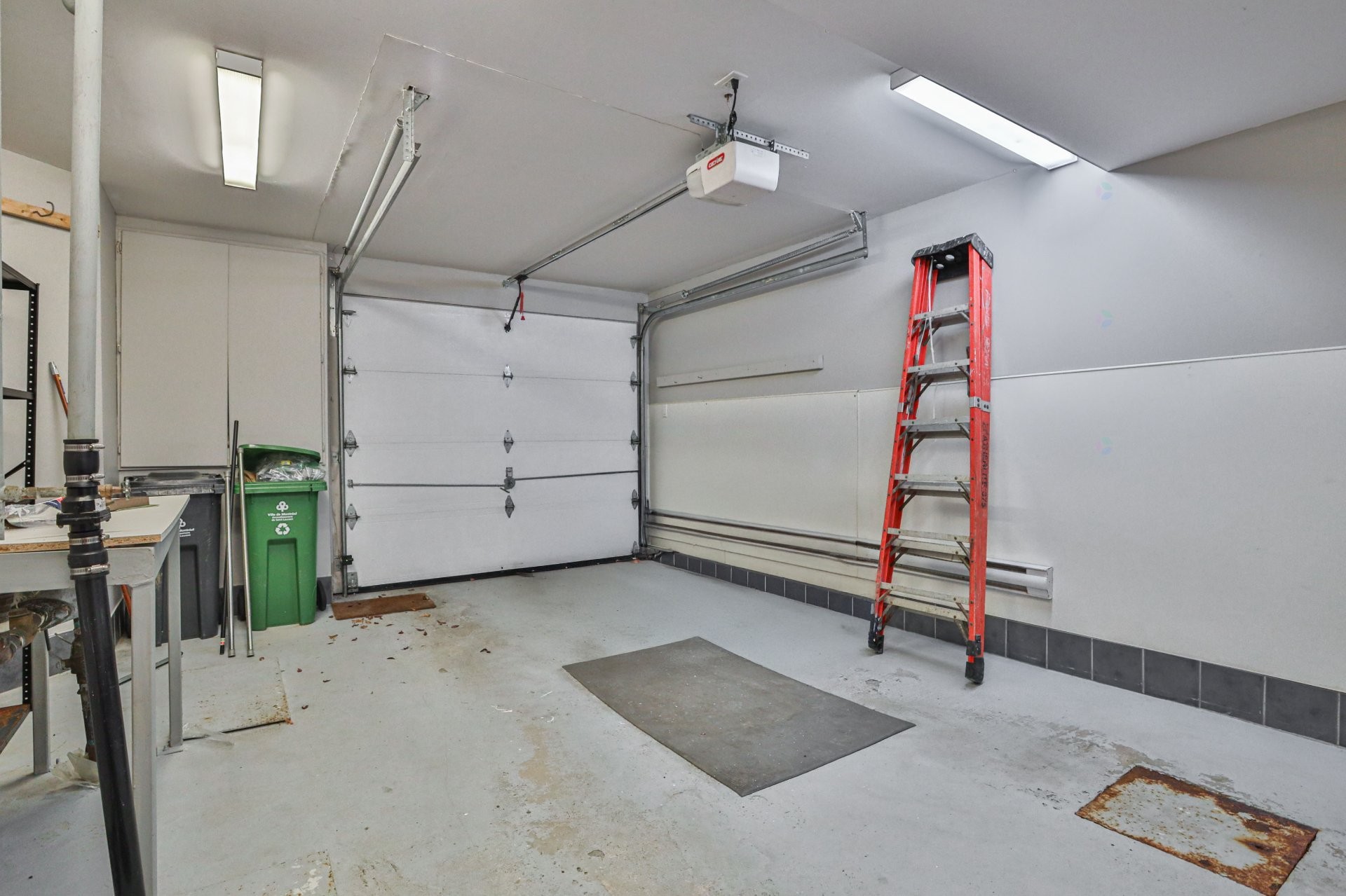 Garage - 2336 Rue Harriet-Quimby, Montréal (Saint-Laurent), QC - Indoor Photo Showing Garage